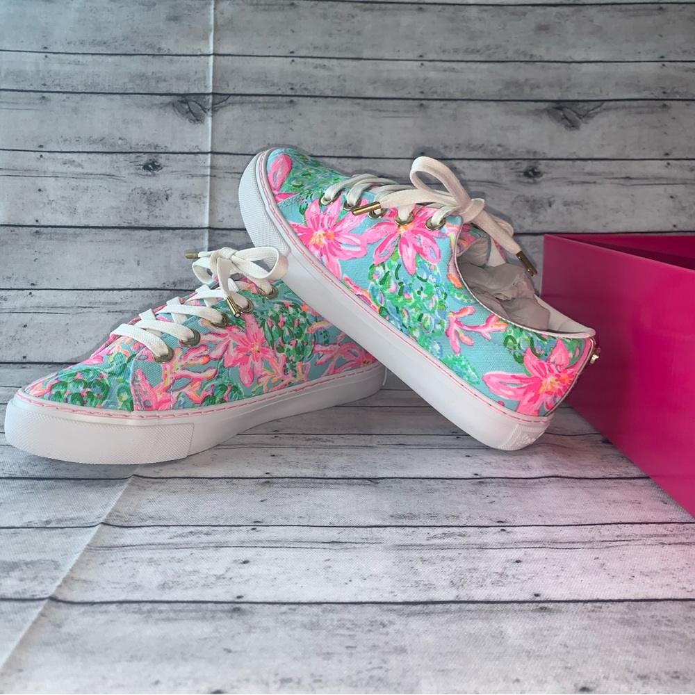 New With Box Lilly Pulitzer Size 6 Abigail Sneakers Surf Blue